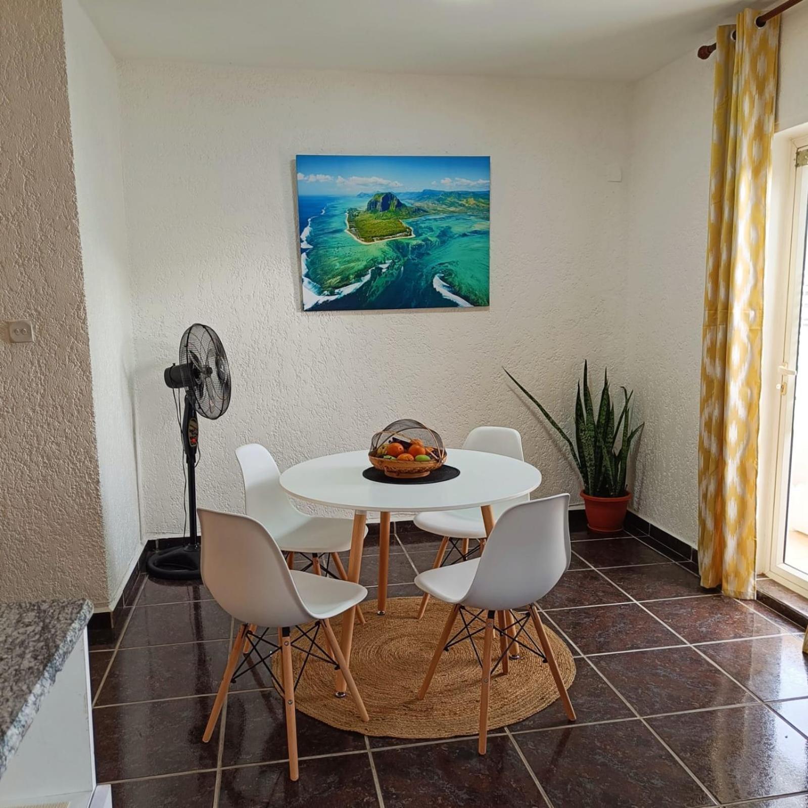 The Coastal Apartment Flic en Flac Exterior photo